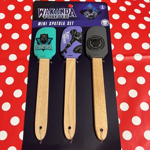 New Wakanda Forever Kitchen Set: Silicone Breakfast Molds & Mini Spatula Set - Picture 3 of 6